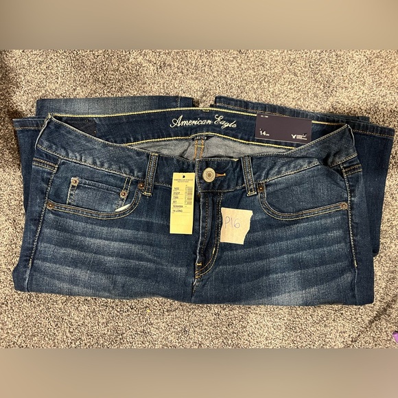 NWT American Eagle Outfitters Low-Rise Favorite Boyfriend
Jean - Picture 4 of 5